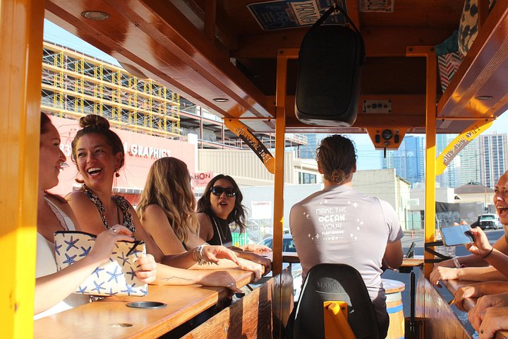Paradise Pedals – Kaka’ako Bar Tour