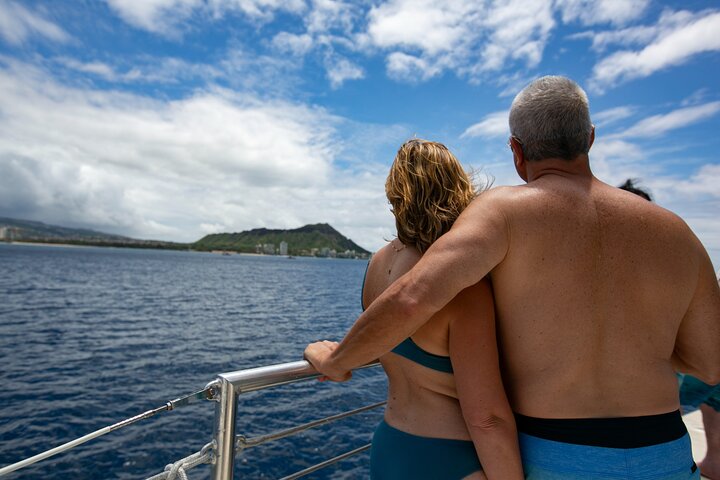 Port Waikiki Cruises – Turtle Reef Snorkel & Sail
