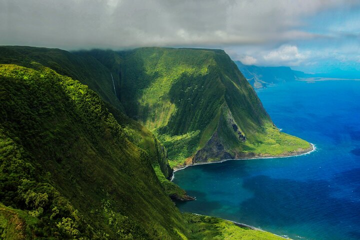 Blue Hawaiian Helicopters – Waterfalls of West Maui & Molokai