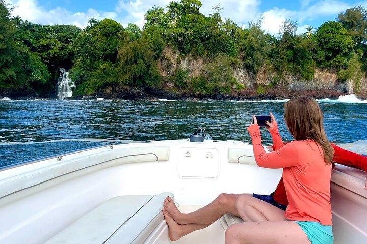 Hilo Ocean Adventures – Cliffs of Hawaii Onomea Waterfall Cruise