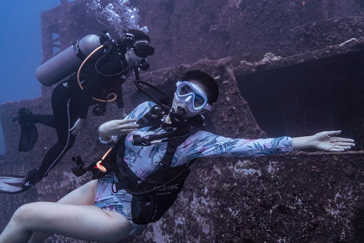 Waikiki Dive Center – Shipwrecks & Coral Reefs Certified Two Tank Boat Dive